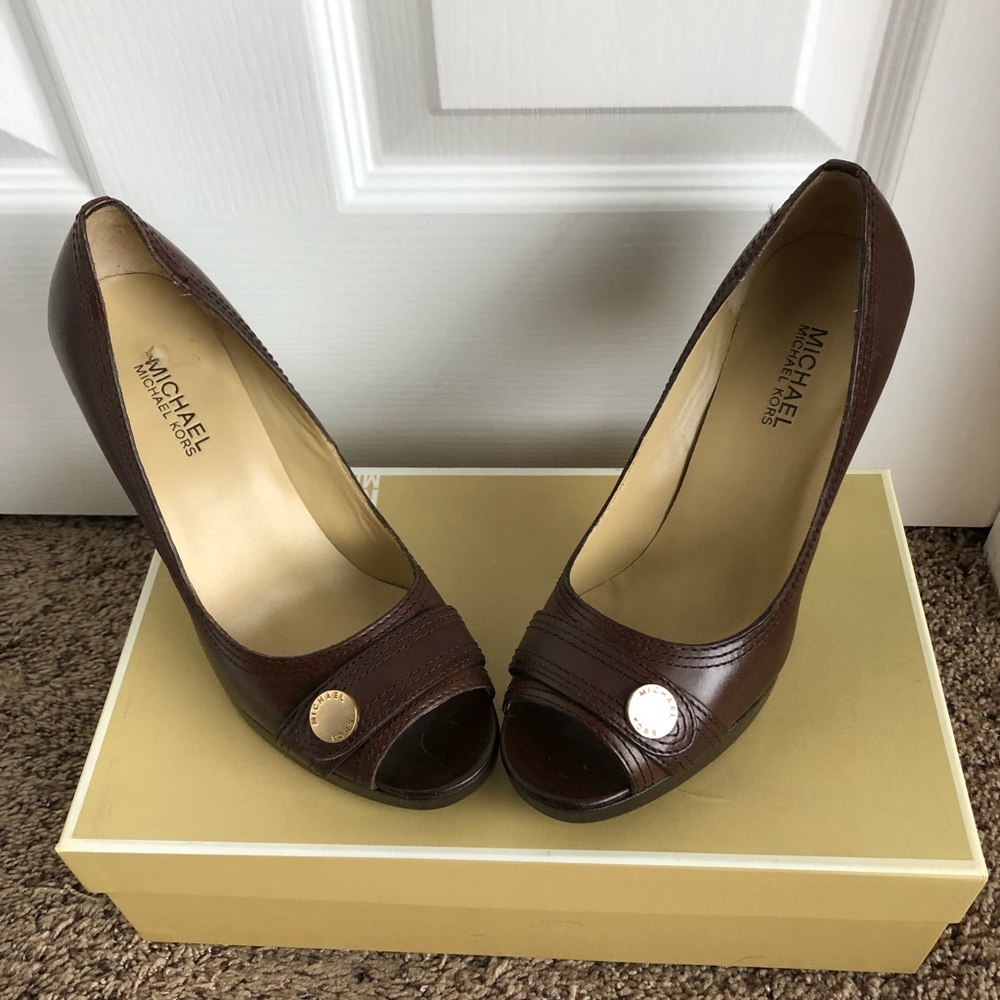 Michael Kors platform open toe in brown. Size 7.5
